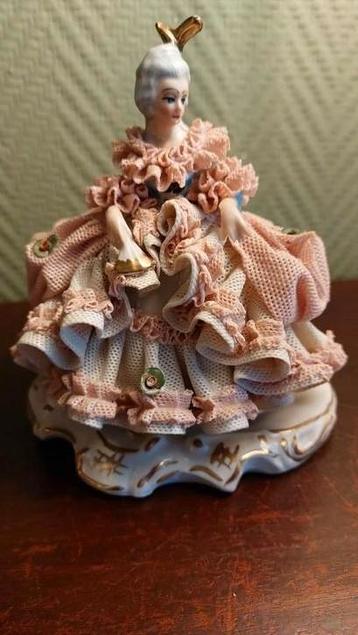 Een dame met een prachtige Dresden Wilhelm Rittirsch jurk  beschikbaar voor biedingen