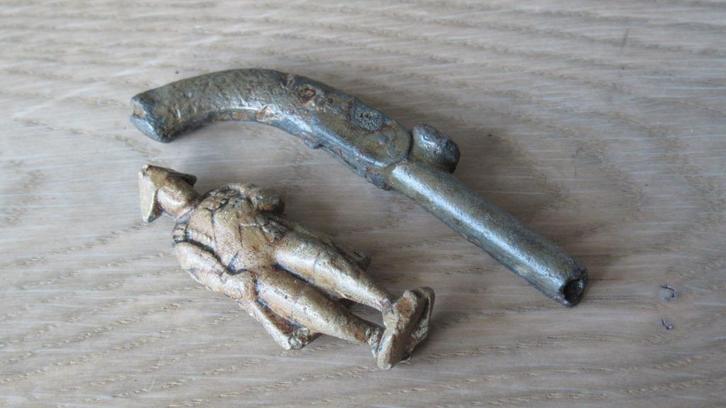 Musket pistool en napoleon beide in lood / bodemvondst, Verzamelen, Militaria | Algemeen, Overige soorten, Embleem of Badge, Nederland