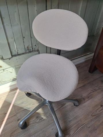 Tabouret inclusief hoes,, gebruikt beschikbaar voor biedingen