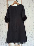 Merk Regina Rubens elegante zwarte jurk met veren  - Maat 38, Kleding | Dames, Jurken, Maat 38/40 (M), Zwart, Zo goed als nieuw