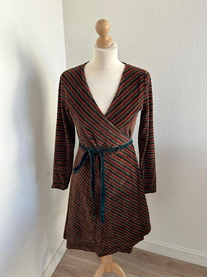 King Louie maat L velvet streepjes wikkel jurk 2796, Kleding | Dames, Jurken, Zo goed als nieuw, Maat 42/44 (L), Rood, Knielengte