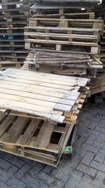 Gratis kapotte pallets afhalen in Woudenberg. beschikbaar voor biedingen