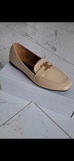 Elegante Beige Instappers met Gouden Detail maat 39, Nieuw, Ophalen of Verzenden, Onbekend, Instappers