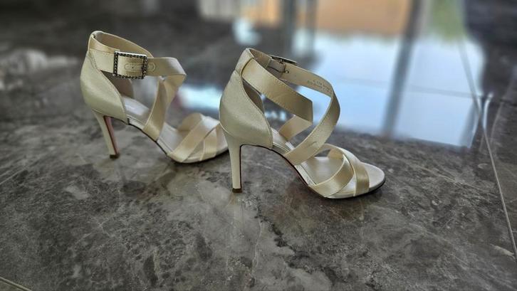 Bruidsschoenen Satijn Wit Stras - Maat 36, Kleding | Dames, Schoenen, Zo goed als nieuw, Schoenen met hoge hakken, Wit, Ophalen of Verzenden