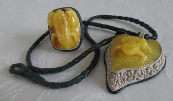 Baltic amber, ring en ketting met kikker van groenleder. beschikbaar voor biedingen