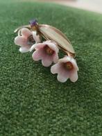 Oude broche met bloemetjes porselein en emaille, Ophalen of Verzenden, Zo goed als nieuw, Overige materialen