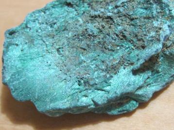 min. 4x ruwe edelsteencluster MALACHIET (6)  beschikbaar voor biedingen