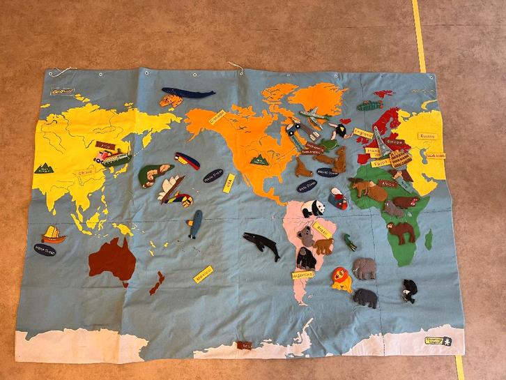 Wereldkaart van stof, groot met geborduurde figuurtjes, Kinderen en Baby's, Speelgoed | Educatief en Creatief, Zo goed als nieuw