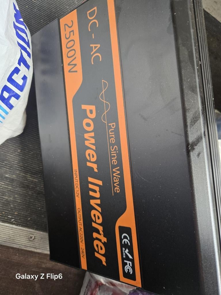 Omvormer 2500 watt compl met nieuwe accu en relais., Auto diversen, Overige Auto diversen, Ophalen