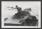 WOII foto: Duitse soldaat zit op vernietigde Russische tank., Verzenden, Landmacht, Duitsland, Foto of Poster