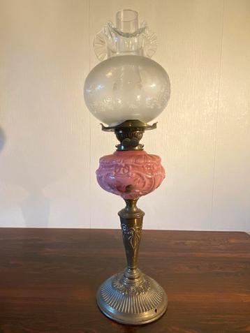 Antieke olielamp beschikbaar voor biedingen