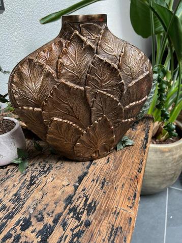 Indiase metaal vaas blaadjes India 26 cm  beschikbaar voor biedingen