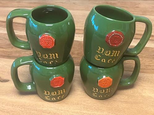 Vintage D.O.M. set 4 koffiekopjes groene met rode zegel, Antiek en Kunst, Antiek | Keramiek en Aardewerk, Ophalen of Verzenden