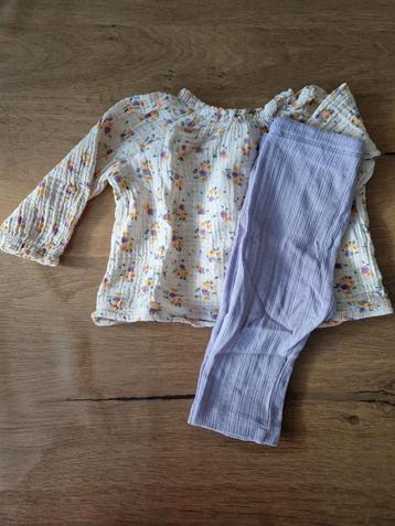 Leuk setje: Bloesje met bloemen en paarse legging beschikbaar voor biedingen