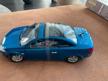 Renault Megane 1:18 - Nieuwstaat Vitrinemodel beschikbaar voor biedingen
