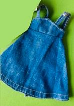 GEZOCHT/OP ZOEK: barbie jurkje spijkerstof (sindy, fleur), Ophalen of Verzenden, Zo goed als nieuw, Kleertjes