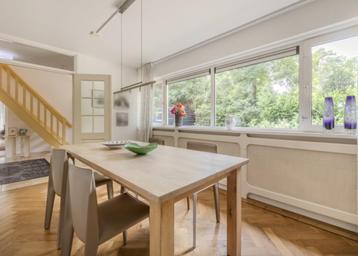 Mooie eikenmassieve tafel beschikbaar voor biedingen
