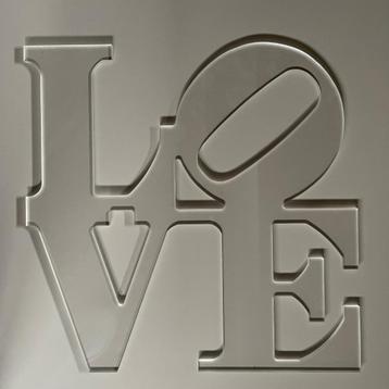 Perspex letters LOVE van Robert Indiana (Pop Art) beschikbaar voor biedingen