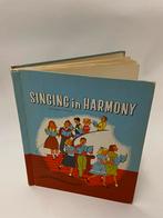 Vintage boek Singing in Harmony Enlarged Edition, Ophalen of Verzenden, Gelezen, Fictie algemeen