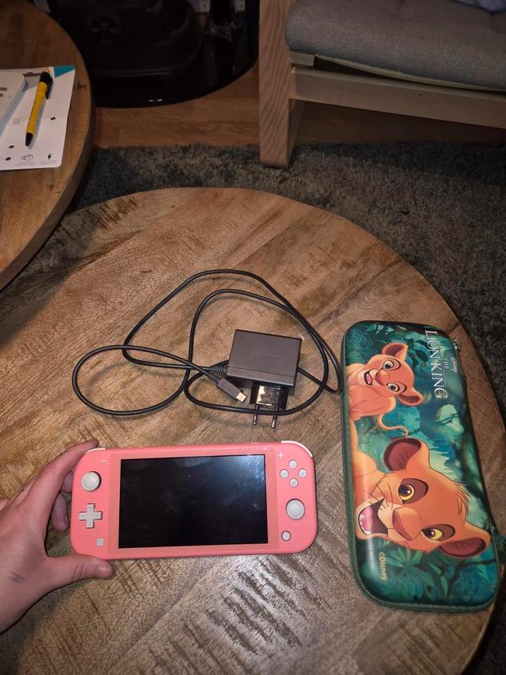 Nintendo Switch Lite Roze + Lion King Hoes, Spelcomputers en Games, Spelcomputers | Nintendo Switch Lite, Gebruikt, Roze of Coral