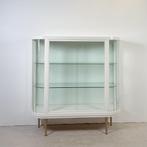Witte vintage lattenvitrine “Bianca” op gouden poten, Huis en Inrichting, Met deur(en), 100 tot 150 cm, Art deco, 100 tot 150 cm