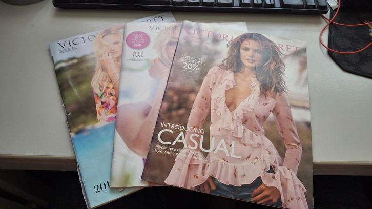 Drie Victoria’s Secret Catalogs 2012 & 2002, Boeken, Tijdschriften en Kranten, Zo goed als nieuw, Muziek, Film of Tv, Ophalen of Verzenden