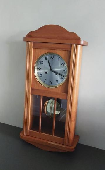 Prachtige wandklok, hout, regulateur, slingeruurwerk beschikbaar voor biedingen