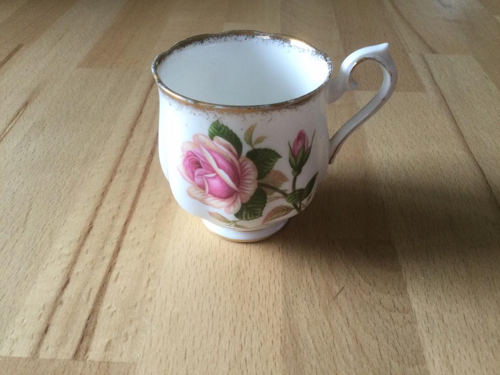 Kop Royal Albert Bone China anniversery Rose, Ophalen of Verzenden