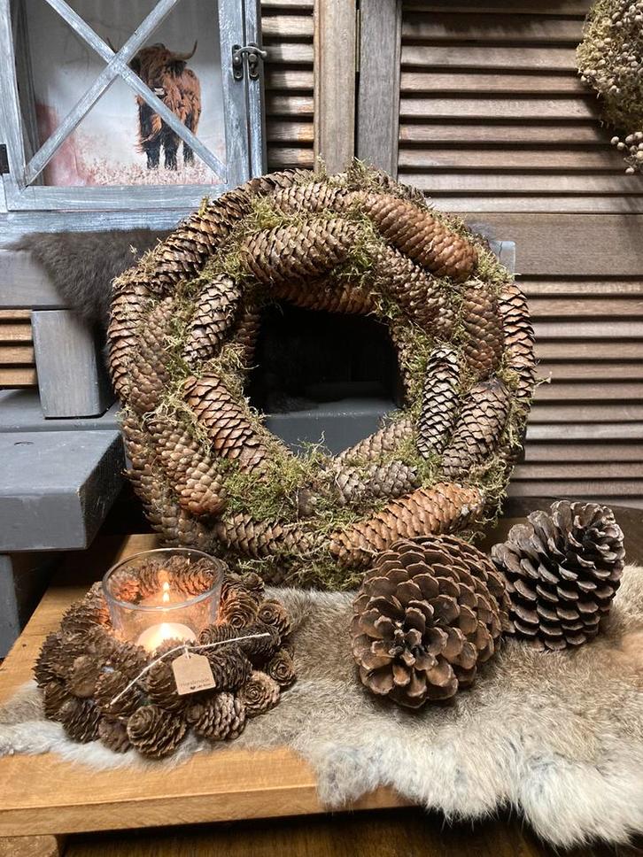 Mooie krans dennenappel lariks dadeltak of schors, Huis en Inrichting, Woonaccessoires | Kransen, Zo goed als nieuw, Ophalen of Verzenden