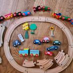 Te koop houten treinbaan met veel
treintjes en auto's, Ophalen of Verzenden, Zo goed als nieuw, Handmatig, Overige merken