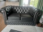 Zwarte Chesterfield Burnley 2- zits bank, Ophalen, Tweepersoons, Zo goed als nieuw, Rechte bank
