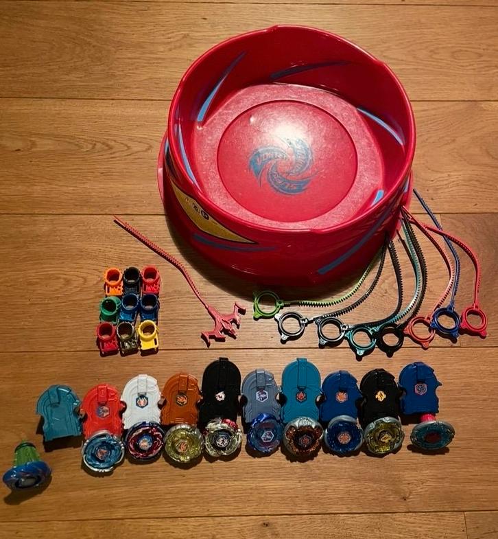 Beyblade 10 stuks Metal Saga + Arena, Verzamelen, Speelgoed, Zo goed als nieuw, Ophalen