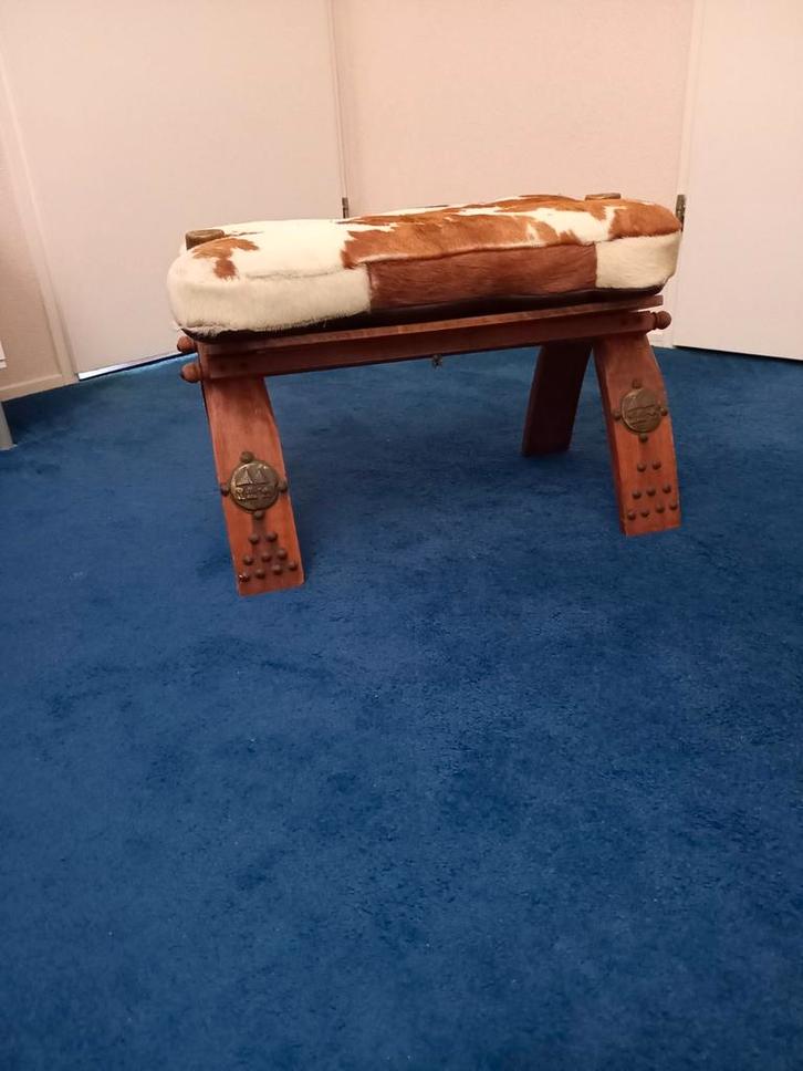 Kamelenzadel Kruk met Koeienhuid, Antiek en Kunst, Antiek | Meubels | Stoelen en Banken, Ophalen