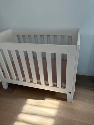 Wit houten ledikantje 60x120 beschikbaar voor biedingen