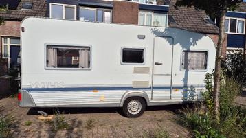 Nette ruime caravan Wilk S500 met stapelbed beschikbaar voor biedingen