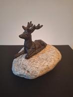 Mooi bronzen hert op een steen gemaakt., Ophalen of Verzenden, Zo goed als nieuw, Hert, Beeldje of Figuurtje