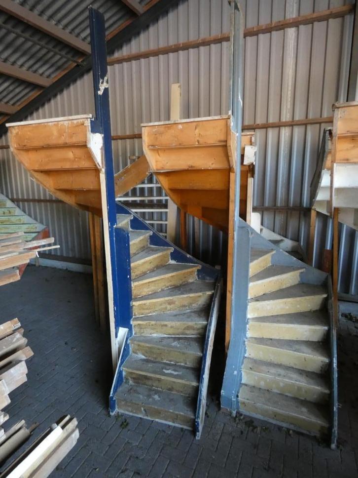 Houten linksdraaiende trap (280 cm hoog), Doe-het-zelf en Verbouw, Ladders en Trappen, Gebruikt, Trap, 2 tot 4 meter, Ophalen