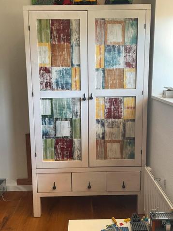 Stoere kledingkast (en eventueel bureau) beschikbaar voor biedingen