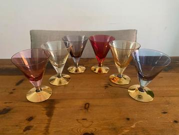 Vintage gekleurde glaasjes van dun glas in diverse kleuren beschikbaar voor biedingen
