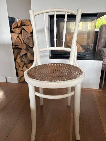 Twee rotan stoeltjes (wit geschilderd) beschikbaar voor biedingen