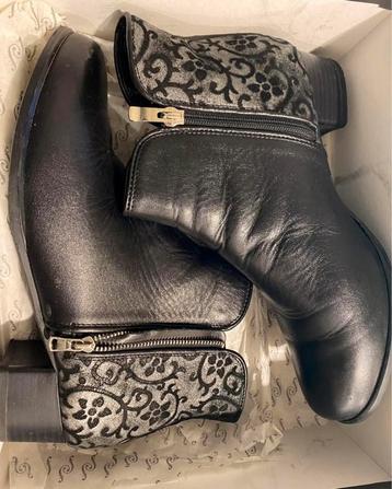 Footnotes nieuwe dames laasjes beschikbaar voor biedingen