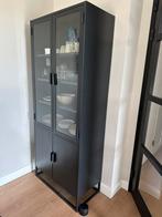 Zwarte stalen vitrine kast met glas, Huis en Inrichting, Kasten | Vitrinekasten, Ophalen, Met deur(en), 50 tot 100 cm, Zo goed als nieuw