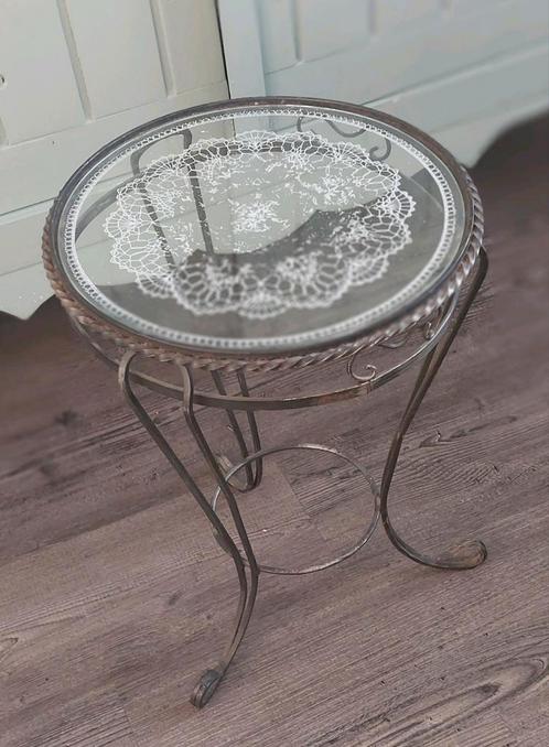 Vintage Bijzettafeltje met Glazen Blad, Huis en Inrichting, Tafels | Bijzettafels, Gebruikt, Rond, Minder dan 45 cm, Minder dan 55 cm