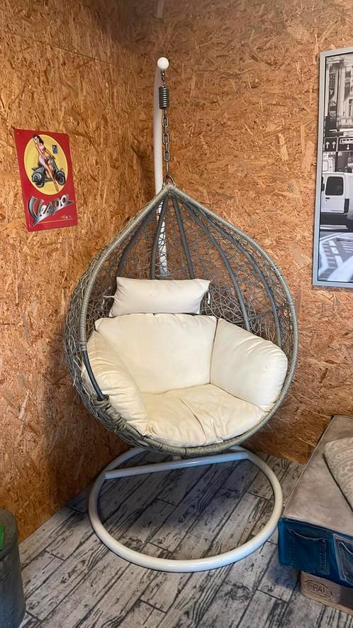 Hangschommelstoel met wit kussen, Tuin en Terras, Tuinstoelen, Zo goed als nieuw, Metaal, Ophalen