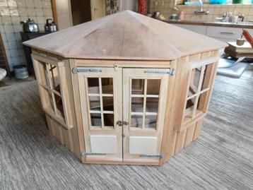 Nieuw houten poppenhuisje / tuinhuisje te koop beschikbaar voor biedingen