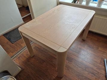 Stevige houten eettafel 130 x 88 cm
