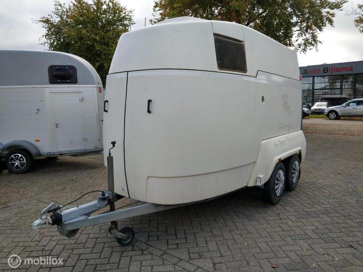 Polyester Mustang 2 paardstrailer. zadelkamer kunststofvloer, Dieren en Toebehoren, Paarden en Pony's | Trailers en Aanhangwagens