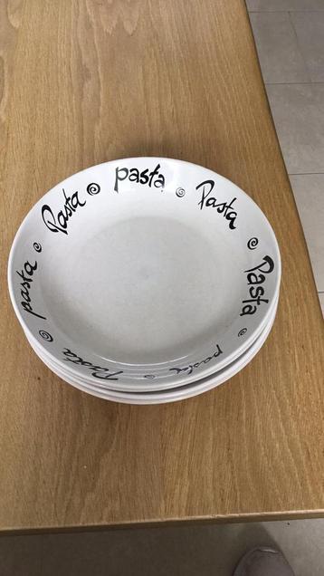 Pastaborden, 4 stuks beschikbaar voor biedingen