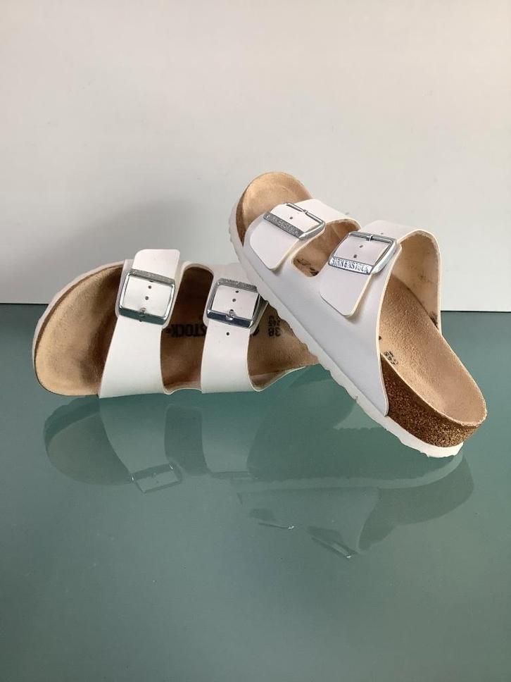 GRATIS VERZENDEN | BIRKENSTOCK Arizona witte slippers 38, Kleding | Dames, Schoenen, Zo goed als nieuw, Slippers, Wit, Verzenden