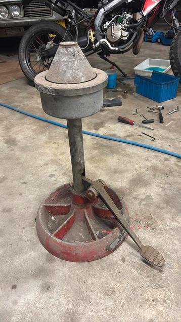 hele  oude wheel balancer. beschikbaar voor biedingen